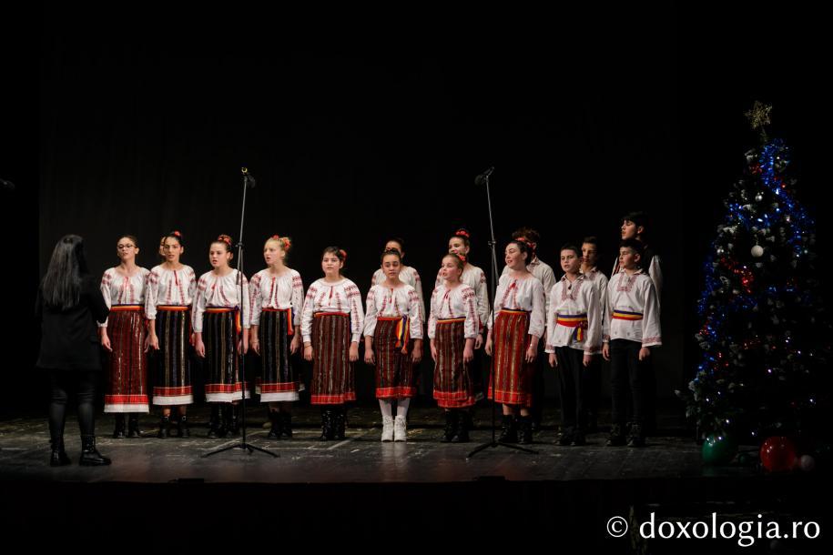 Grupul vocal „Glasul Sineștiului” de la Școala Gimnazială „Veniamin Costachi” Sinești (Foto: pr. Silviu Cluci)