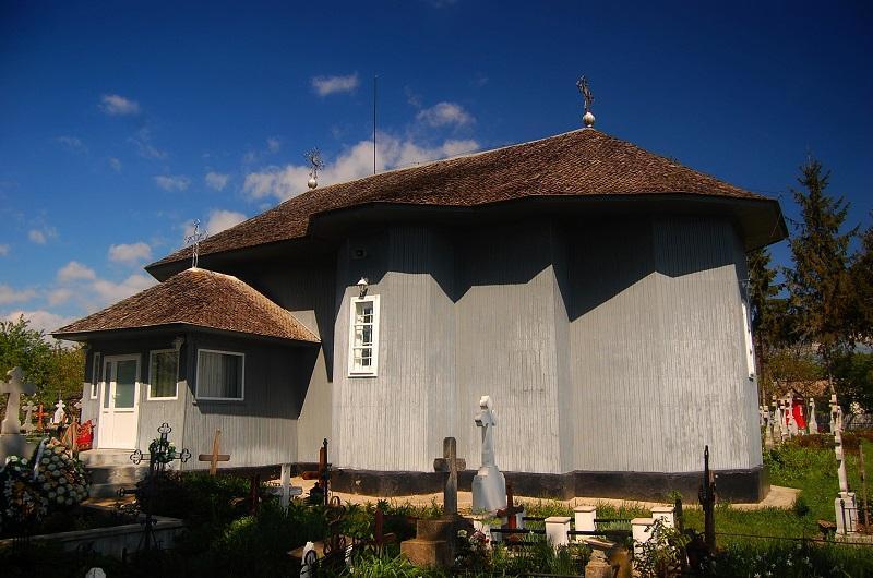 Biserica - vedere exterioară
